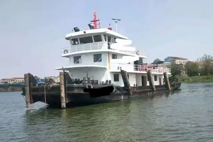 Függőleges tat propeller vontató